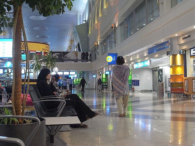 外は暑い。綺麗な空港